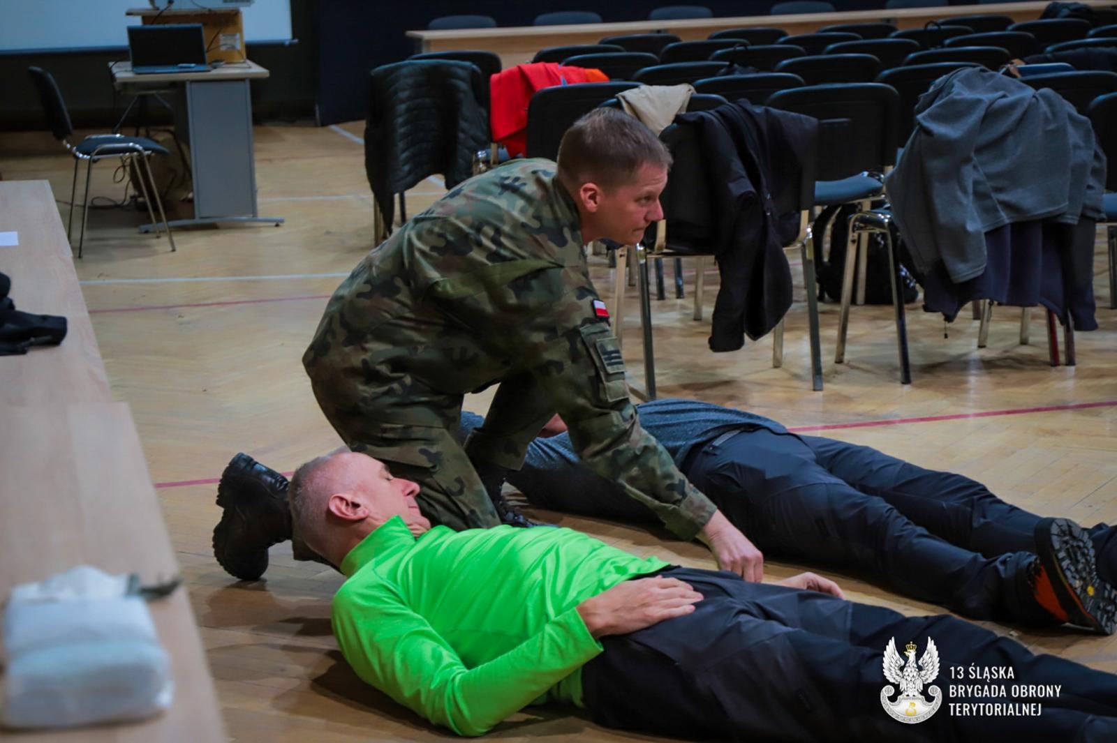 Zdjęcie w galerii na portalu naszraciborz.pl: Kuźnia Raciborska: śląscy urzędnicy pod okiem żołnierzy 13. ŚBOT wiadomości z regionu