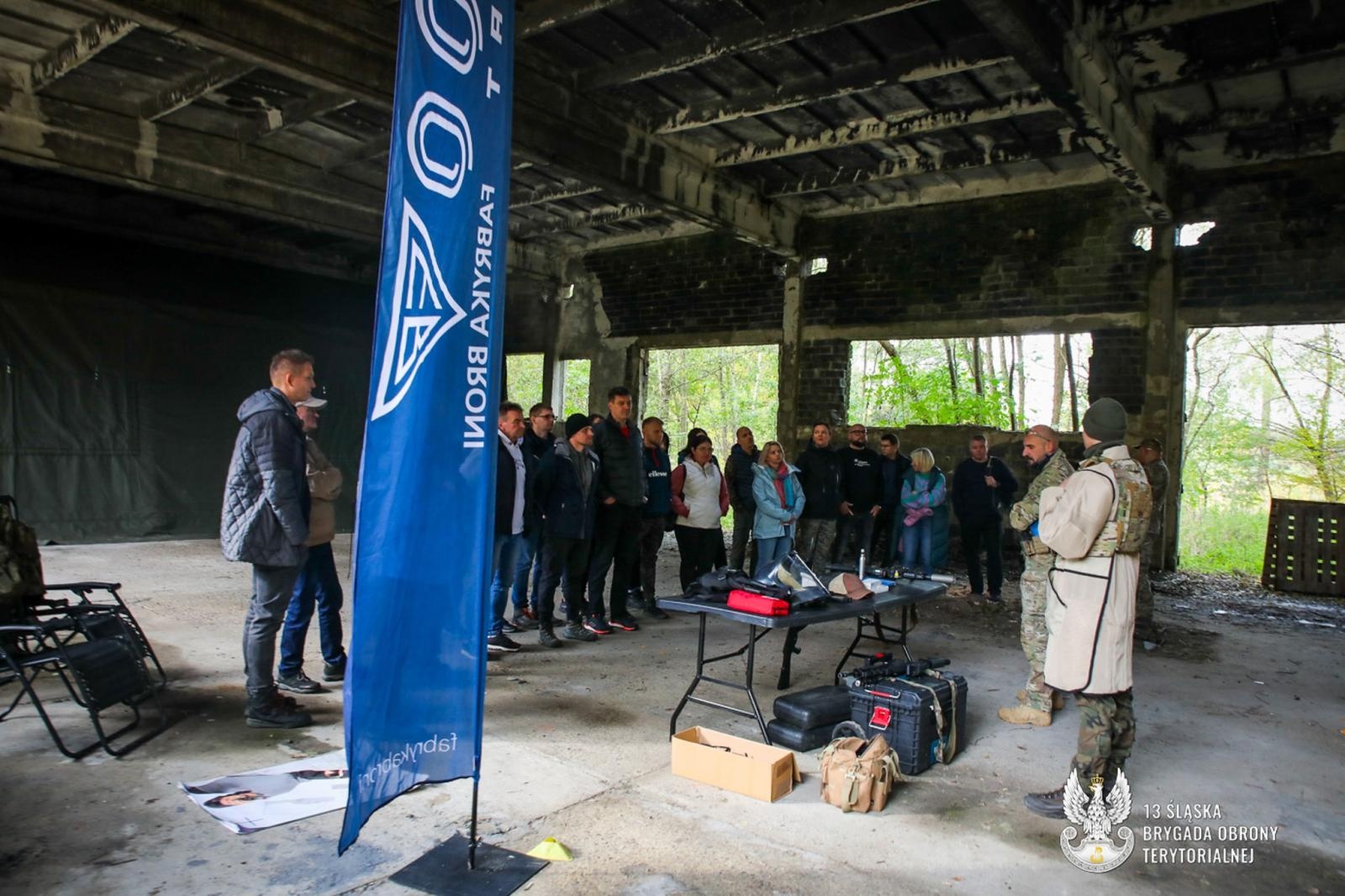 Zdjęcie w galerii na portalu naszraciborz.pl: Kuźnia Raciborska: śląscy urzędnicy pod okiem żołnierzy 13. ŚBOT wiadomości z regionu