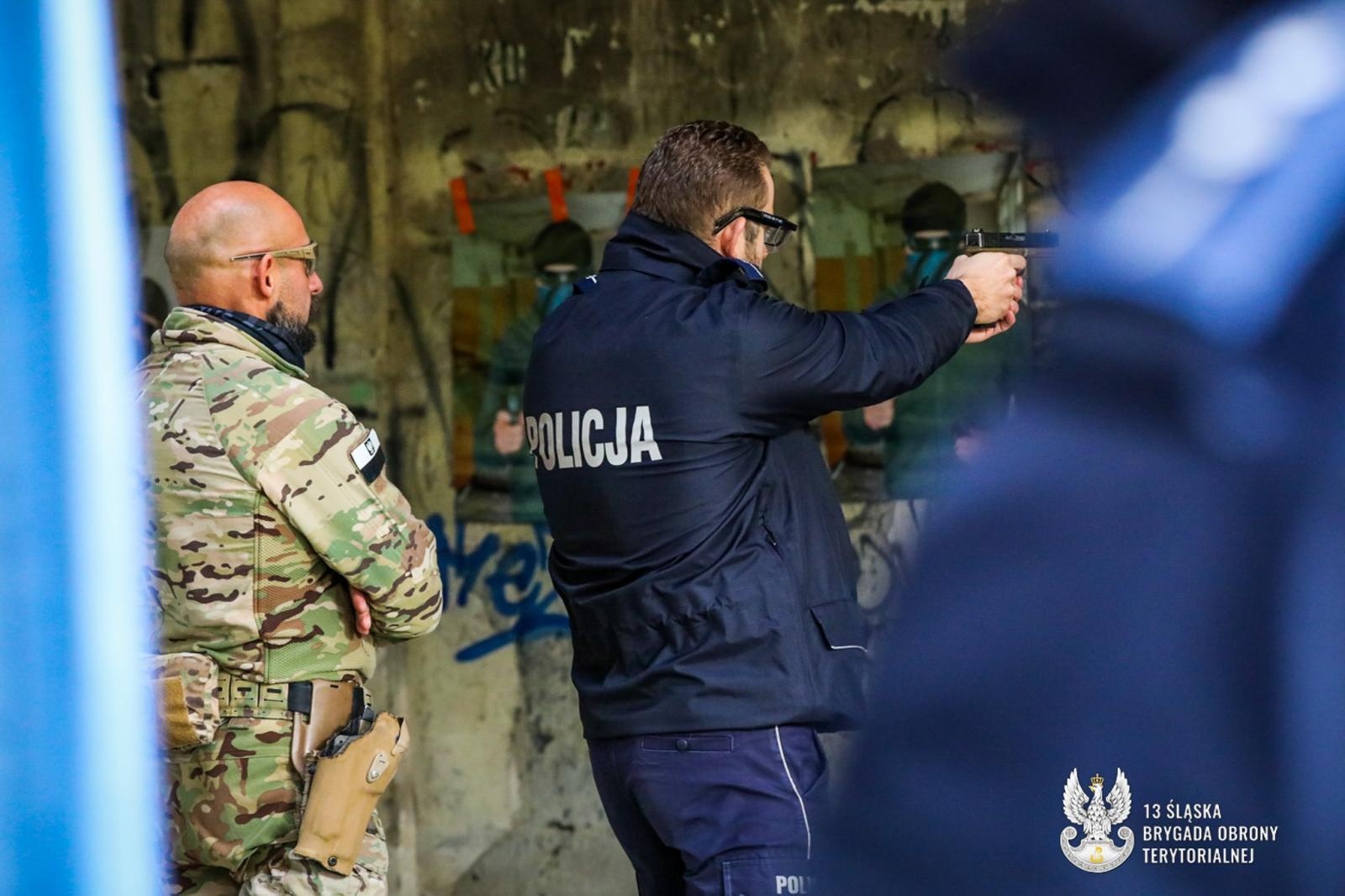 Zdjęcie w galerii na portalu naszraciborz.pl: Kuźnia Raciborska: śląscy urzędnicy pod okiem żołnierzy 13. ŚBOT wiadomości z regionu