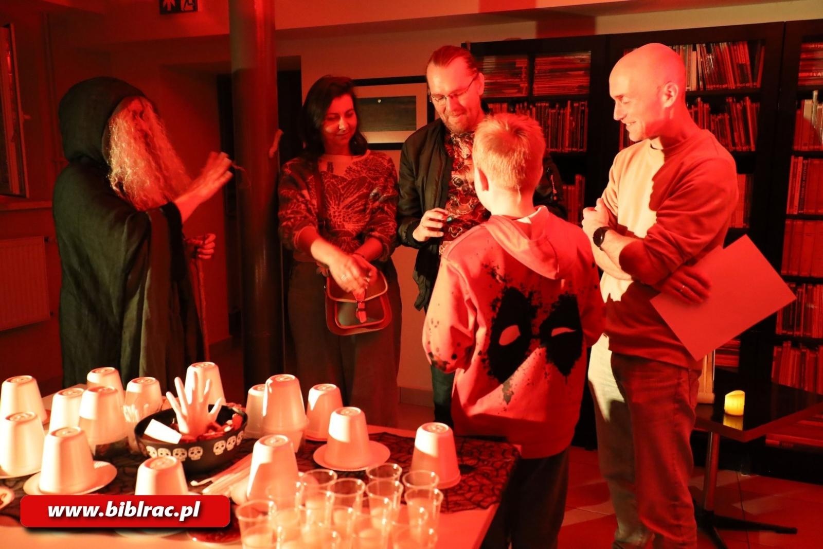 Zdjęcie w galerii na portalu naszraciborz.pl: Raz, dwa, trzy… Baba Jaga patrzy! Za nami Noc Bibliotek w Raciborzu wiadomości z regionu