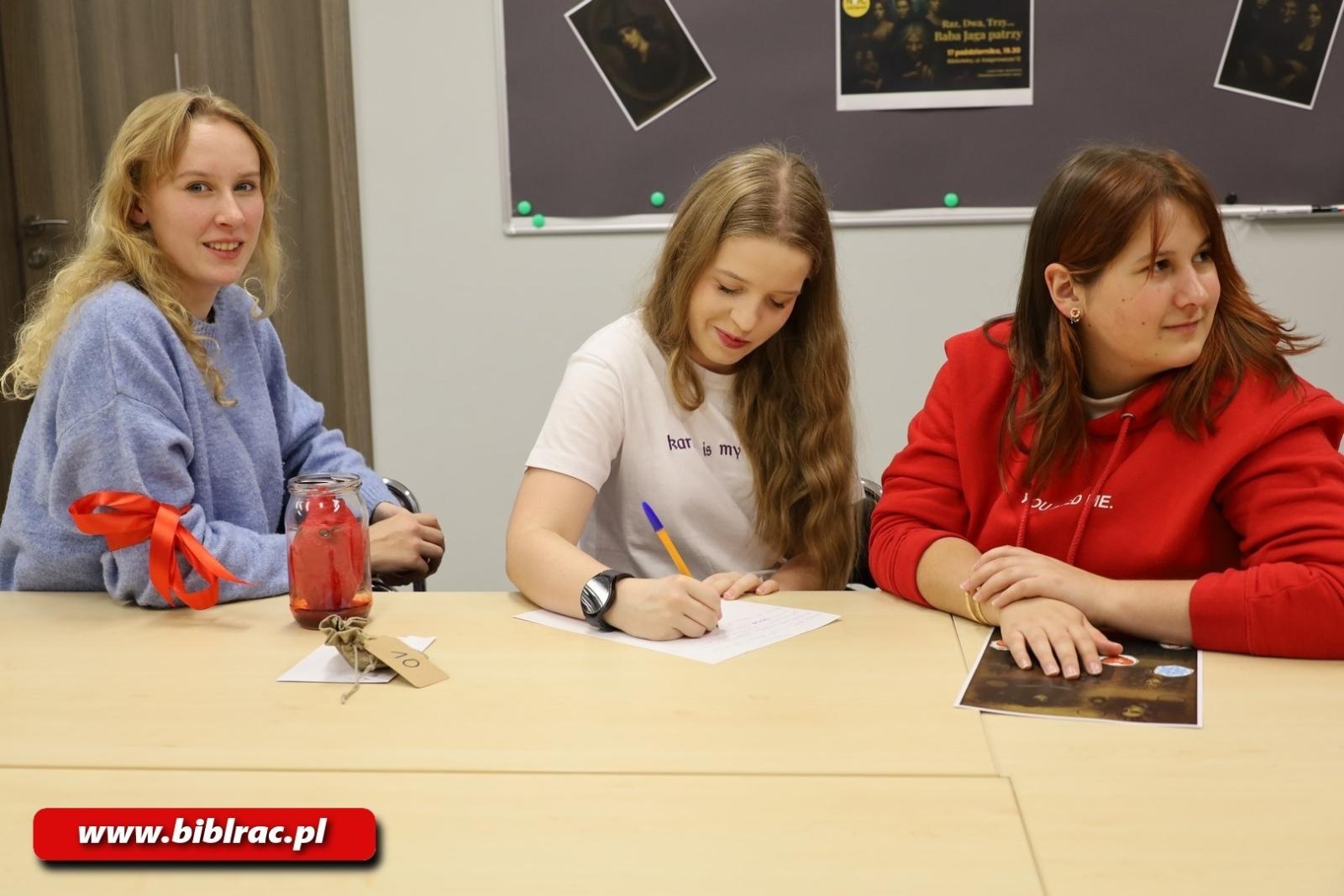 Zdjęcie w galerii na portalu naszraciborz.pl: Raz, dwa, trzy… Baba Jaga patrzy! Za nami Noc Bibliotek w Raciborzu wiadomości z regionu