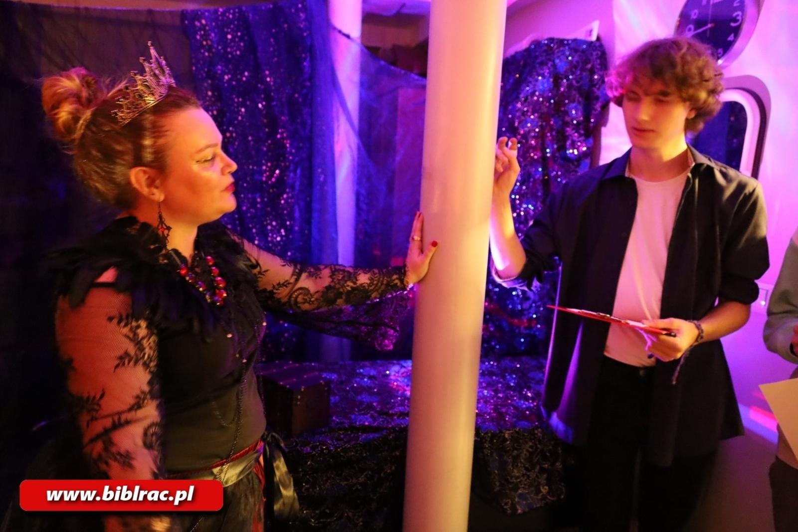 Zdjęcie w galerii na portalu naszraciborz.pl: Raz, dwa, trzy… Baba Jaga patrzy! Za nami Noc Bibliotek w Raciborzu wiadomości z regionu