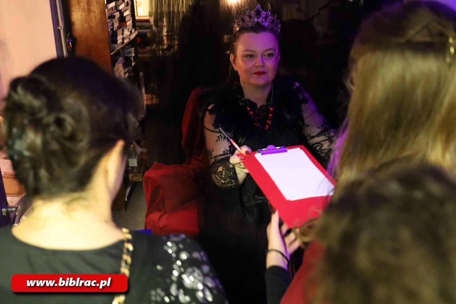 Zdjęcie w galerii na portalu naszraciborz.pl: Raz, dwa, trzy… Baba Jaga patrzy! Za nami Noc Bibliotek w Raciborzu wiadomości z regionu