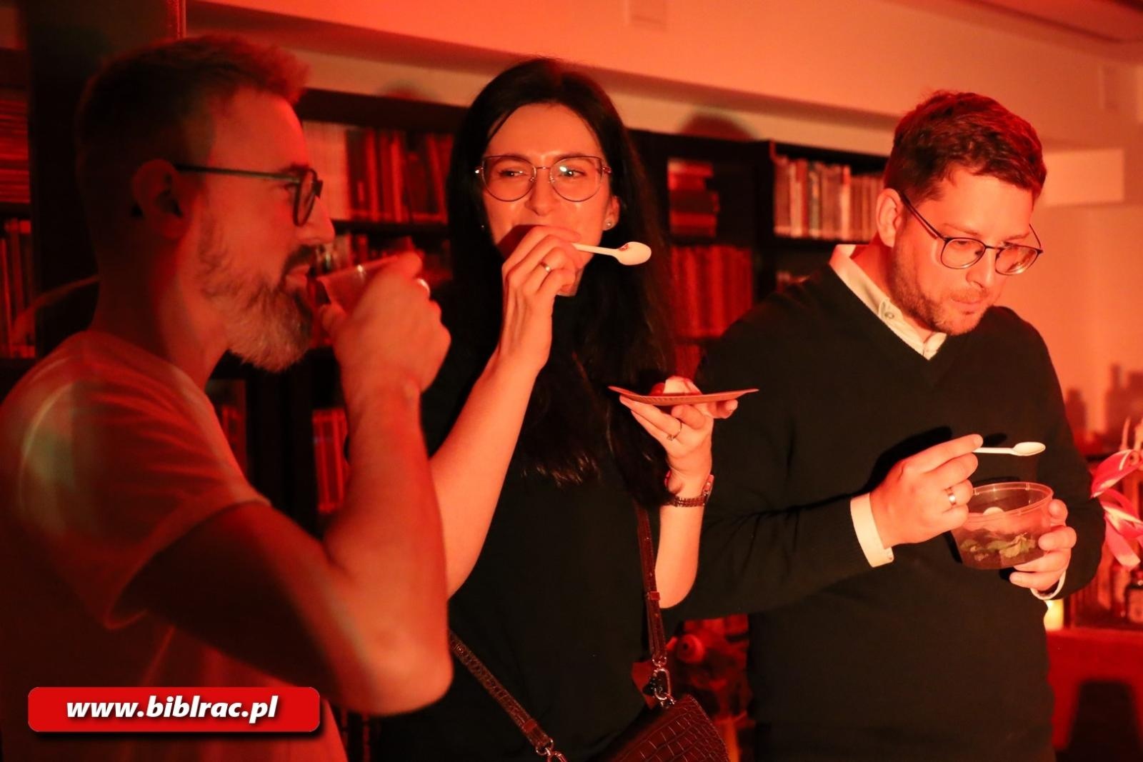 Zdjęcie w galerii na portalu naszraciborz.pl: Raz, dwa, trzy… Baba Jaga patrzy! Za nami Noc Bibliotek w Raciborzu wiadomości z regionu