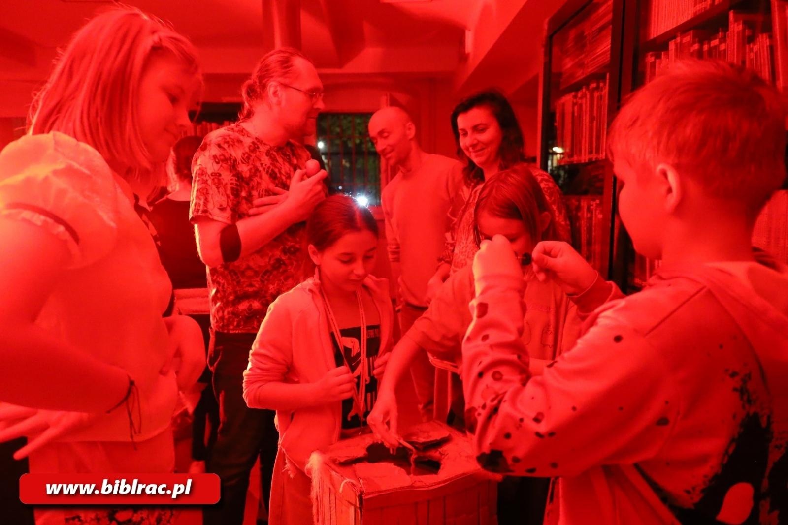 Zdjęcie w galerii na portalu naszraciborz.pl: Raz, dwa, trzy… Baba Jaga patrzy! Za nami Noc Bibliotek w Raciborzu wiadomości z regionu