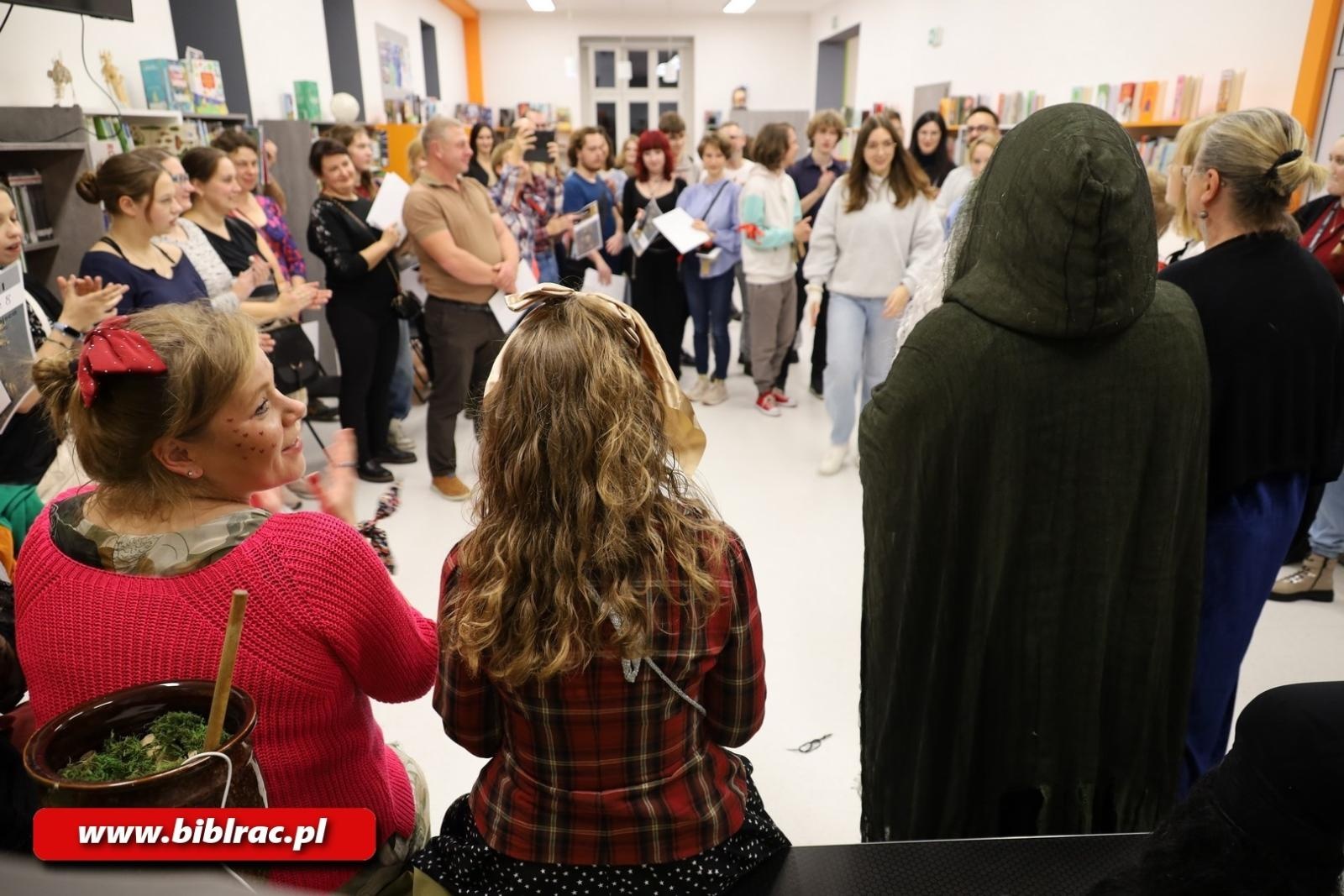 Zdjęcie w galerii na portalu naszraciborz.pl: Raz, dwa, trzy… Baba Jaga patrzy! Za nami Noc Bibliotek w Raciborzu wiadomości z regionu