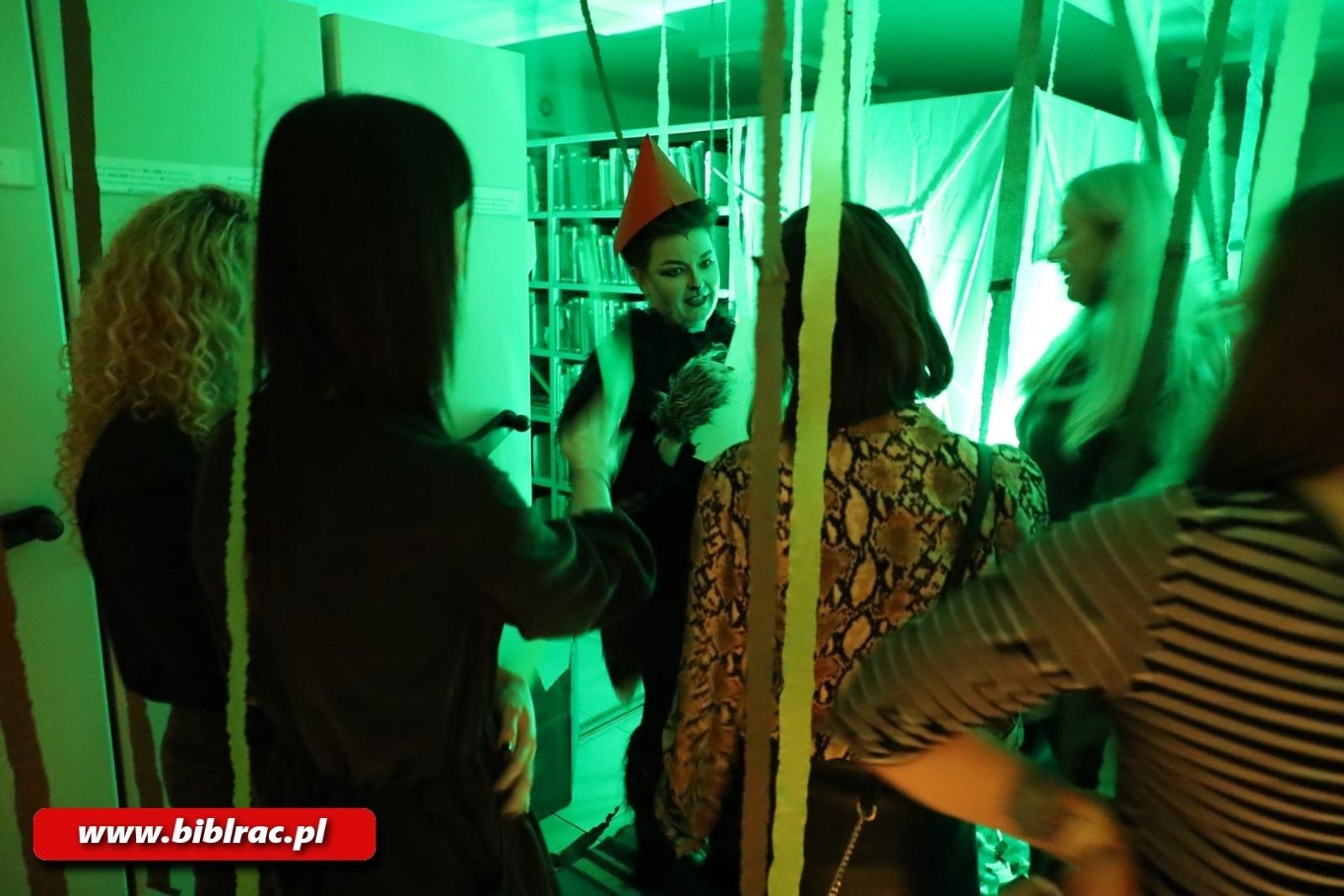 Zdjęcie w galerii na portalu naszraciborz.pl: Raz, dwa, trzy… Baba Jaga patrzy! Za nami Noc Bibliotek w Raciborzu wiadomości z regionu