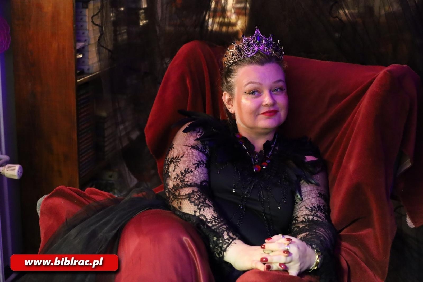 Zdjęcie w galerii na portalu naszraciborz.pl: Raz, dwa, trzy… Baba Jaga patrzy! Za nami Noc Bibliotek w Raciborzu wiadomości z regionu