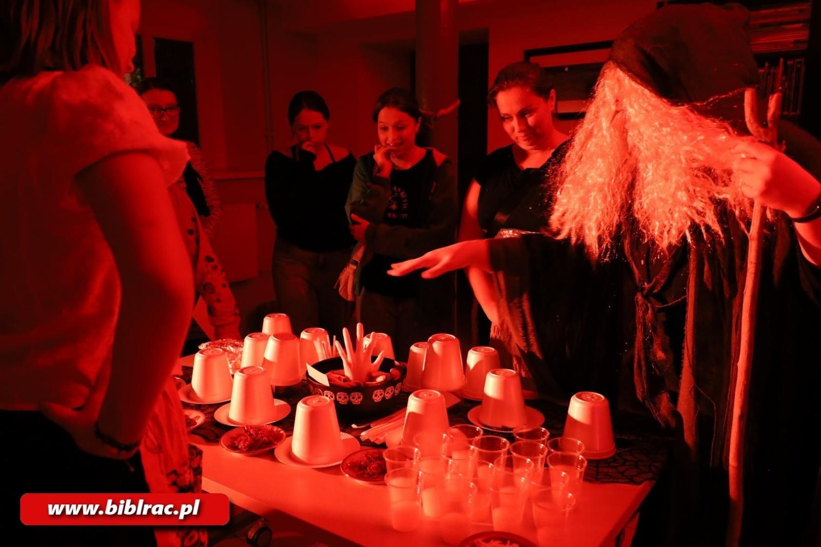 Zdjęcie w galerii na portalu naszraciborz.pl: Raz, dwa, trzy… Baba Jaga patrzy! Za nami Noc Bibliotek w Raciborzu wiadomości z regionu