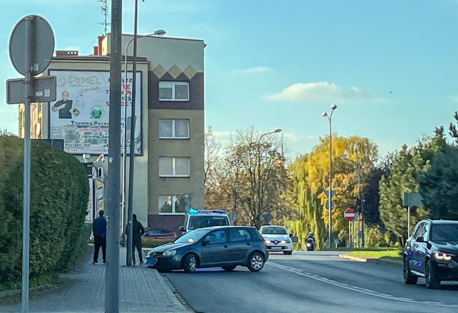 Zdjęcie w galerii na portalu naszraciborz.pl: Co wydarzyło się na Podwalu? Golf zakończył jazdę na latarni wiadomości z regionu