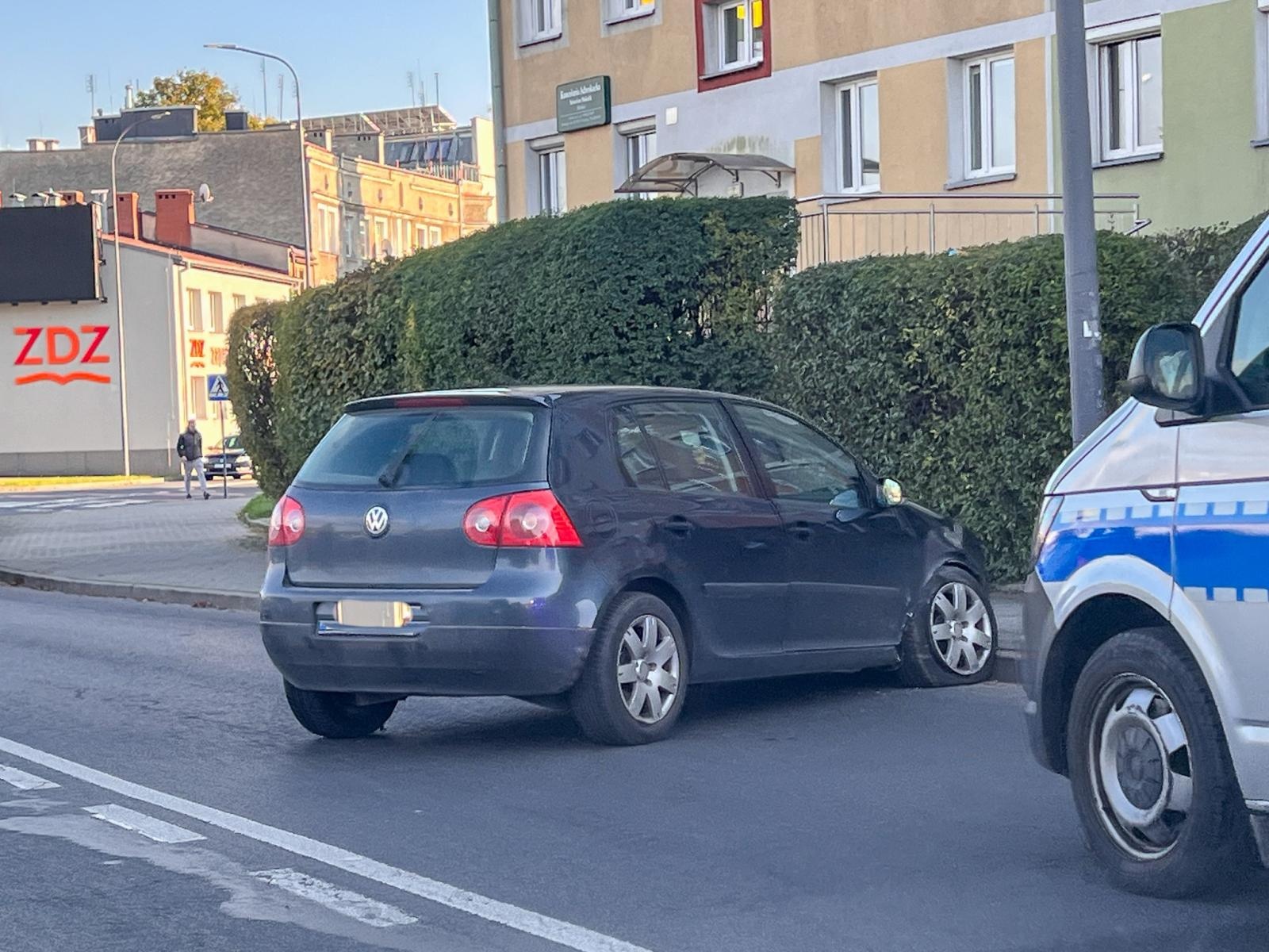 Zdjęcie w galerii na portalu naszraciborz.pl: Co wydarzyło się na Podwalu? Golf zakończył jazdę na latarni wiadomości z regionu