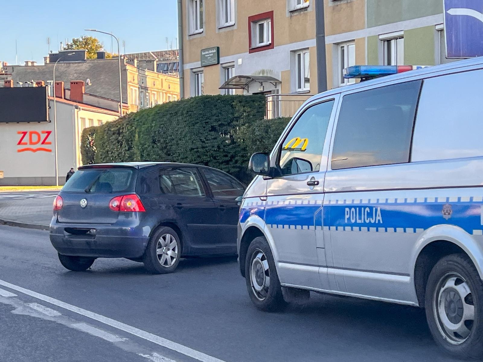 Zdjęcie w galerii na portalu naszraciborz.pl: Co wydarzyło się na Podwalu? Golf zakończył jazdę na latarni wiadomości z regionu