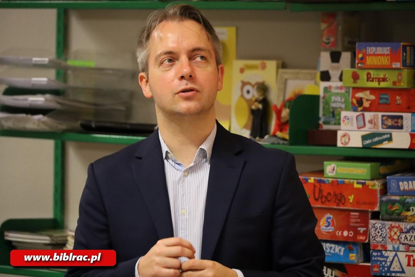 Zdjęcie w galerii na portalu naszraciborz.pl: Michael Morys-Twarowski w bibliotece wiadomości z regionu