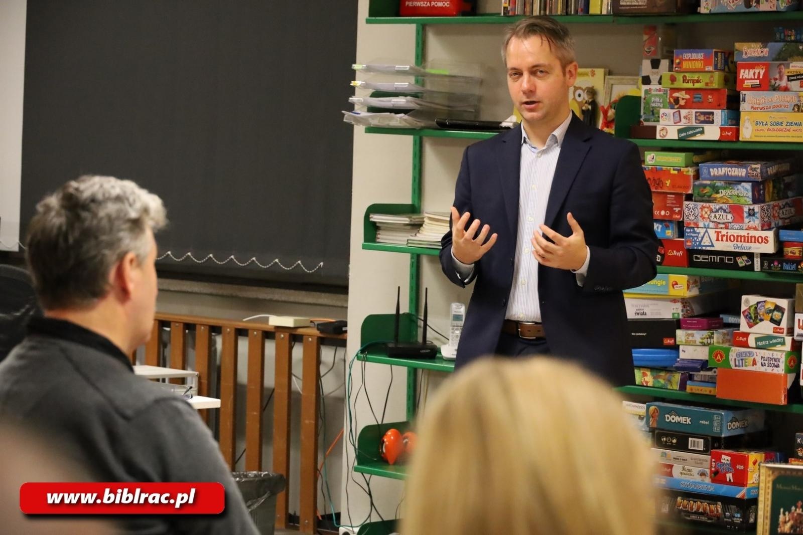 Zdjęcie w galerii na portalu naszraciborz.pl: Michael Morys-Twarowski w bibliotece wiadomości z regionu