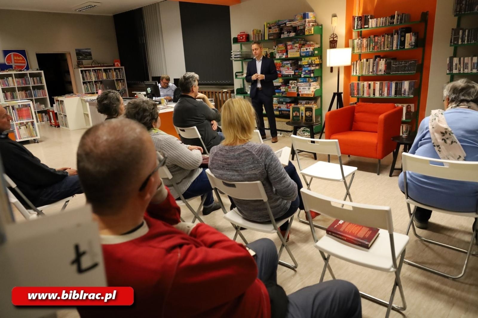 Zdjęcie w galerii na portalu naszraciborz.pl: Michael Morys-Twarowski w bibliotece wiadomości z regionu