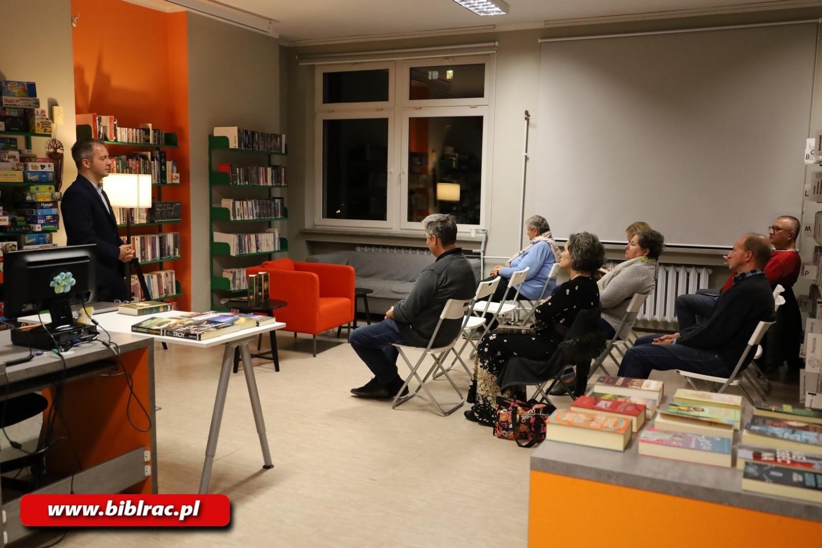 Zdjęcie w galerii na portalu naszraciborz.pl: Michael Morys-Twarowski w bibliotece wiadomości z regionu