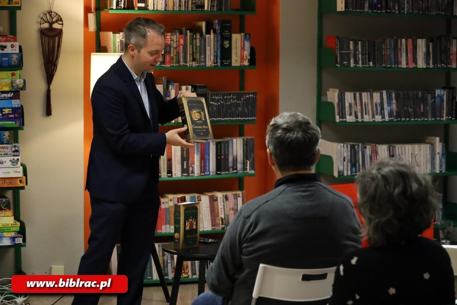 Zdjęcie w galerii na portalu naszraciborz.pl: Michael Morys-Twarowski w bibliotece wiadomości z regionu