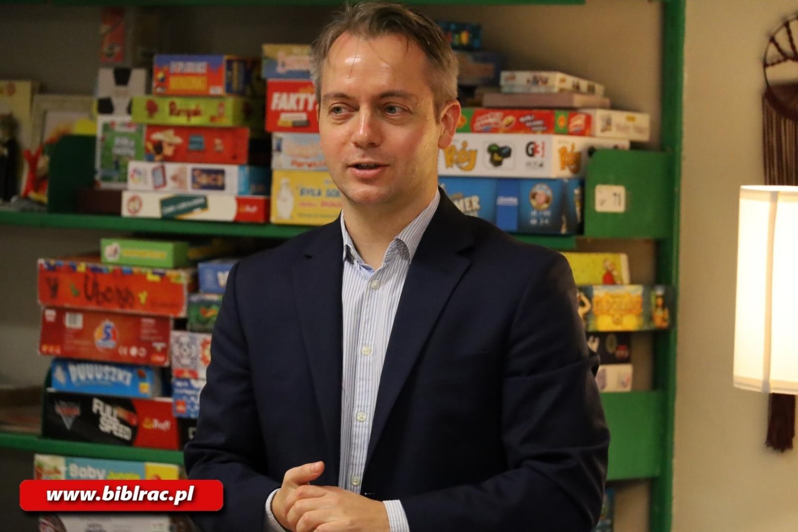 Zdjęcie w galerii na portalu naszraciborz.pl: Michael Morys-Twarowski w bibliotece wiadomości z regionu