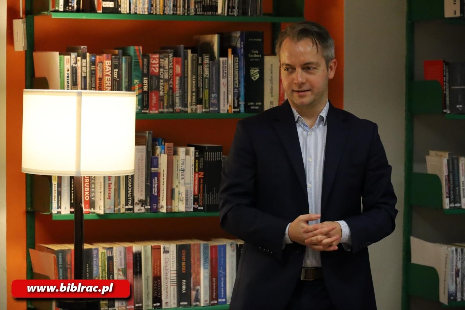 Zdjęcie w galerii na portalu naszraciborz.pl: Michael Morys-Twarowski w bibliotece wiadomości z regionu