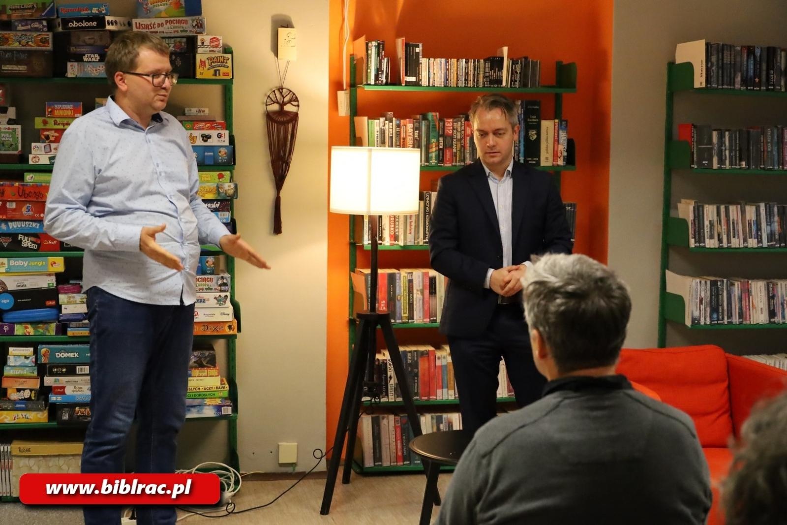 Zdjęcie w galerii na portalu naszraciborz.pl: Michael Morys-Twarowski w bibliotece wiadomości z regionu