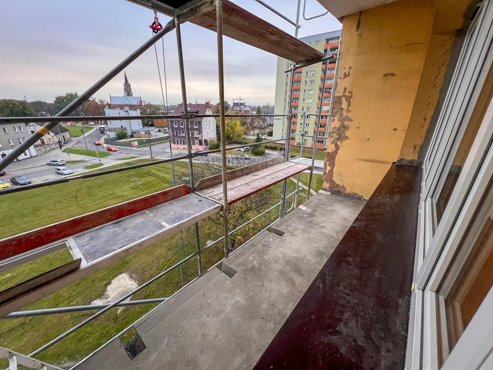 Zdjęcie w galerii na portalu naszraciborz.pl: Mieszkańcy bloku na Ostrogu walczą z drażniącym zapachem chemikaliów w ich mieszkaniach wiadomości z regionu