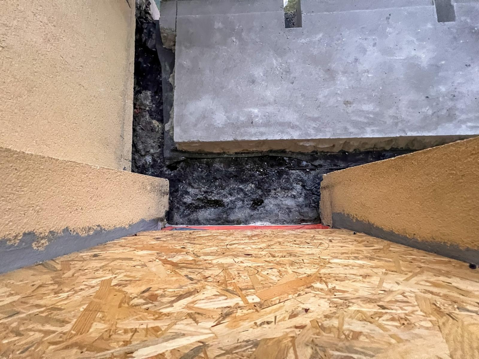 Zdjęcie w galerii na portalu naszraciborz.pl: Mieszkańcy bloku na Ostrogu walczą z drażniącym zapachem chemikaliów w ich mieszkaniach wiadomości z regionu