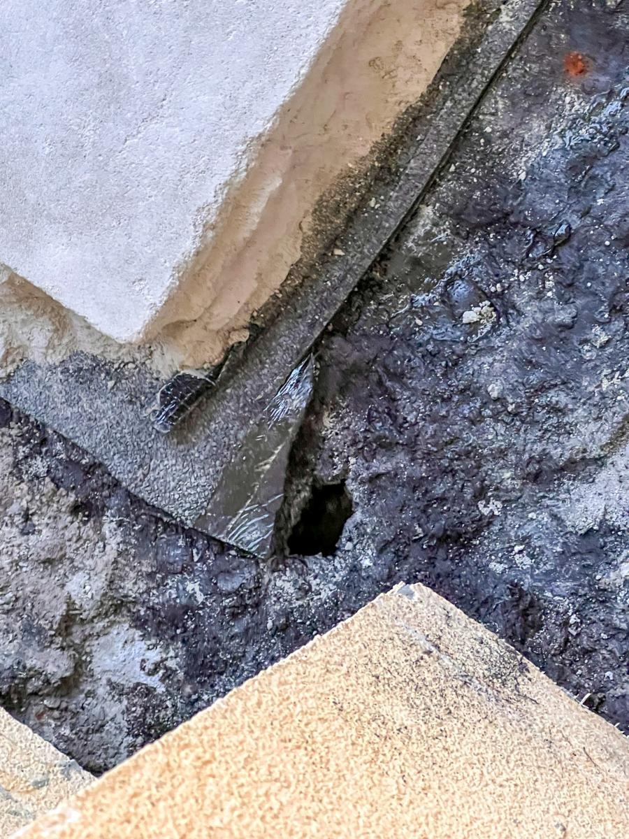 Zdjęcie w galerii na portalu naszraciborz.pl: Mieszkańcy bloku na Ostrogu walczą z drażniącym zapachem chemikaliów w ich mieszkaniach wiadomości z regionu