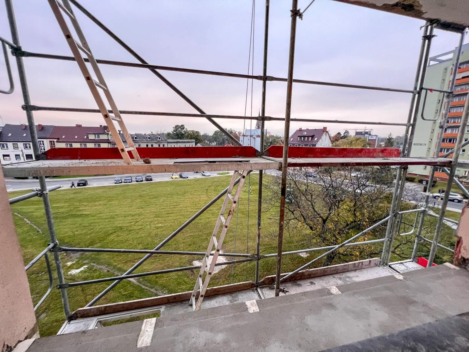 Zdjęcie w galerii na portalu naszraciborz.pl: Mieszkańcy bloku na Ostrogu walczą z drażniącym zapachem chemikaliów w ich mieszkaniach wiadomości z regionu