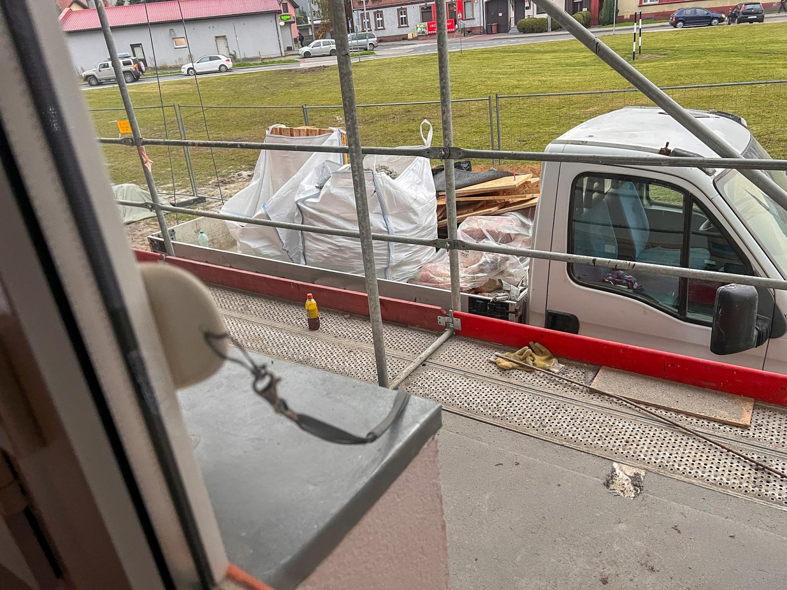 Zdjęcie w galerii na portalu naszraciborz.pl: Mieszkańcy bloku na Ostrogu walczą z drażniącym zapachem chemikaliów w ich mieszkaniach wiadomości z regionu