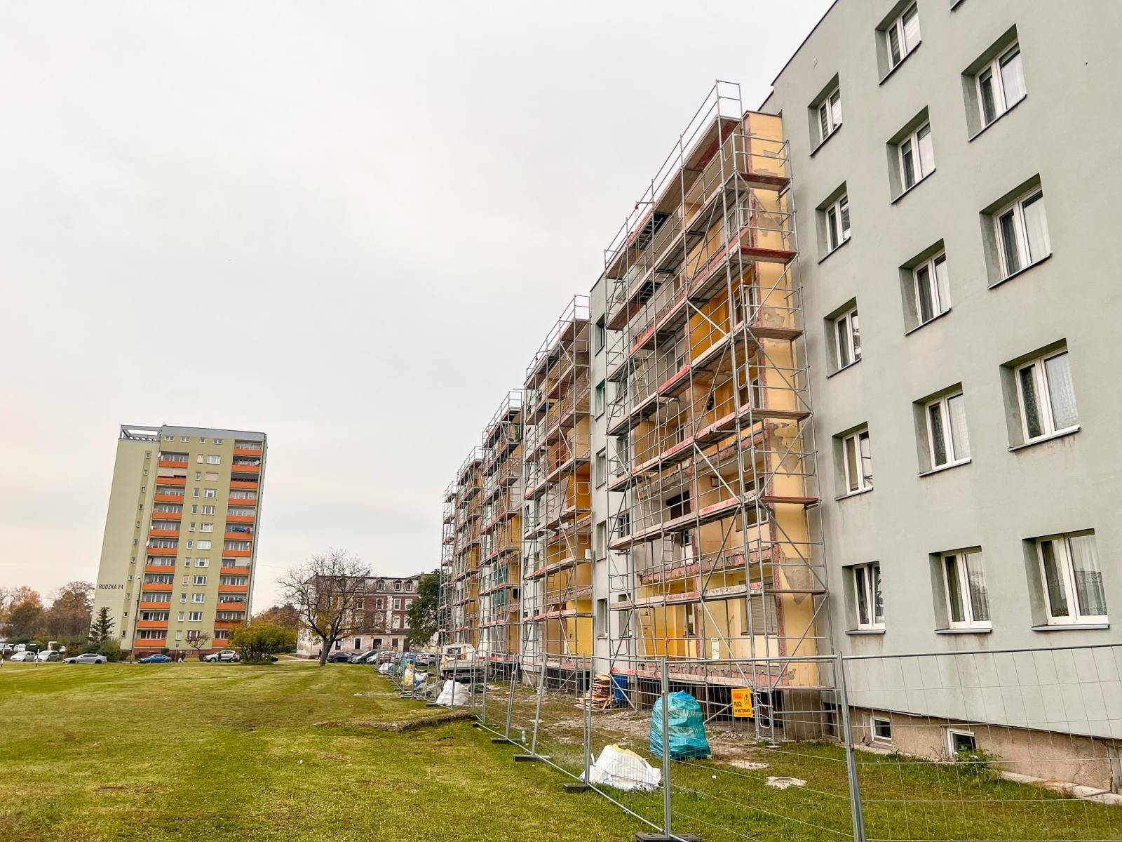 Zdjęcie w galerii na portalu naszraciborz.pl: Mieszkańcy bloku na Ostrogu walczą z drażniącym zapachem chemikaliów w ich mieszkaniach wiadomości z regionu