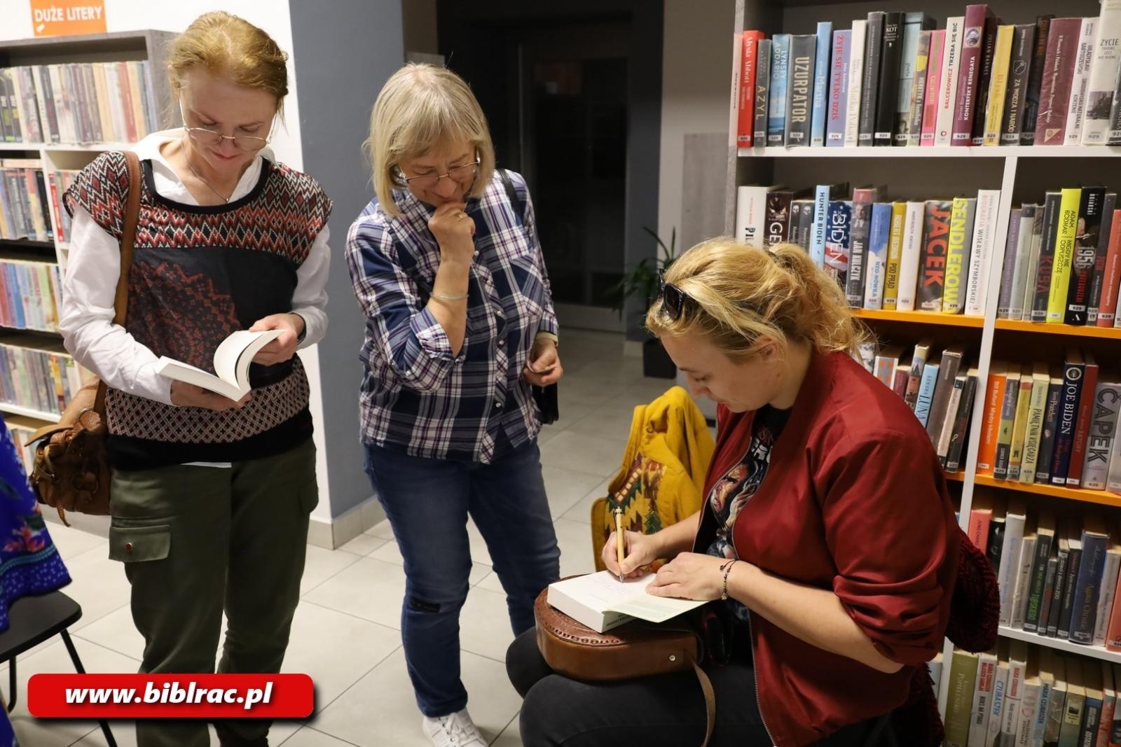 Zdjęcie w galerii na portalu naszraciborz.pl: Pieszo wzdłuż granic kraju – Ola Synowiec na NOCY BIBLIOTEK wiadomości z regionu