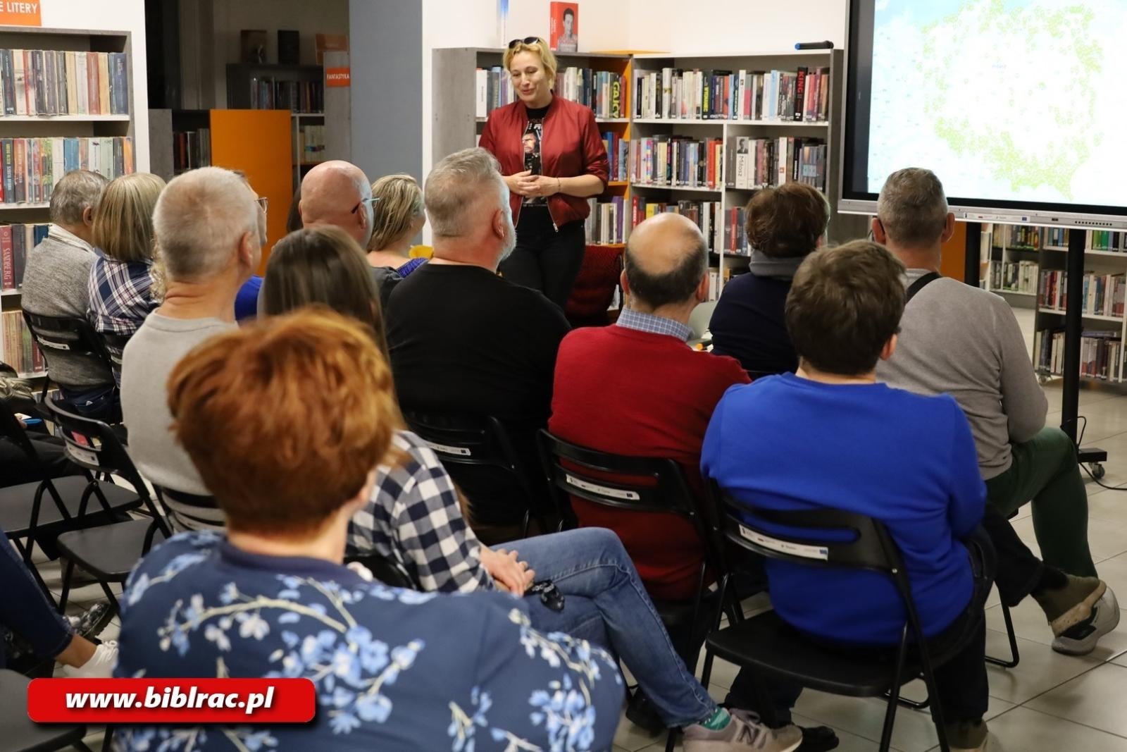 Zdjęcie w galerii na portalu naszraciborz.pl: Pieszo wzdłuż granic kraju – Ola Synowiec na NOCY BIBLIOTEK wiadomości z regionu