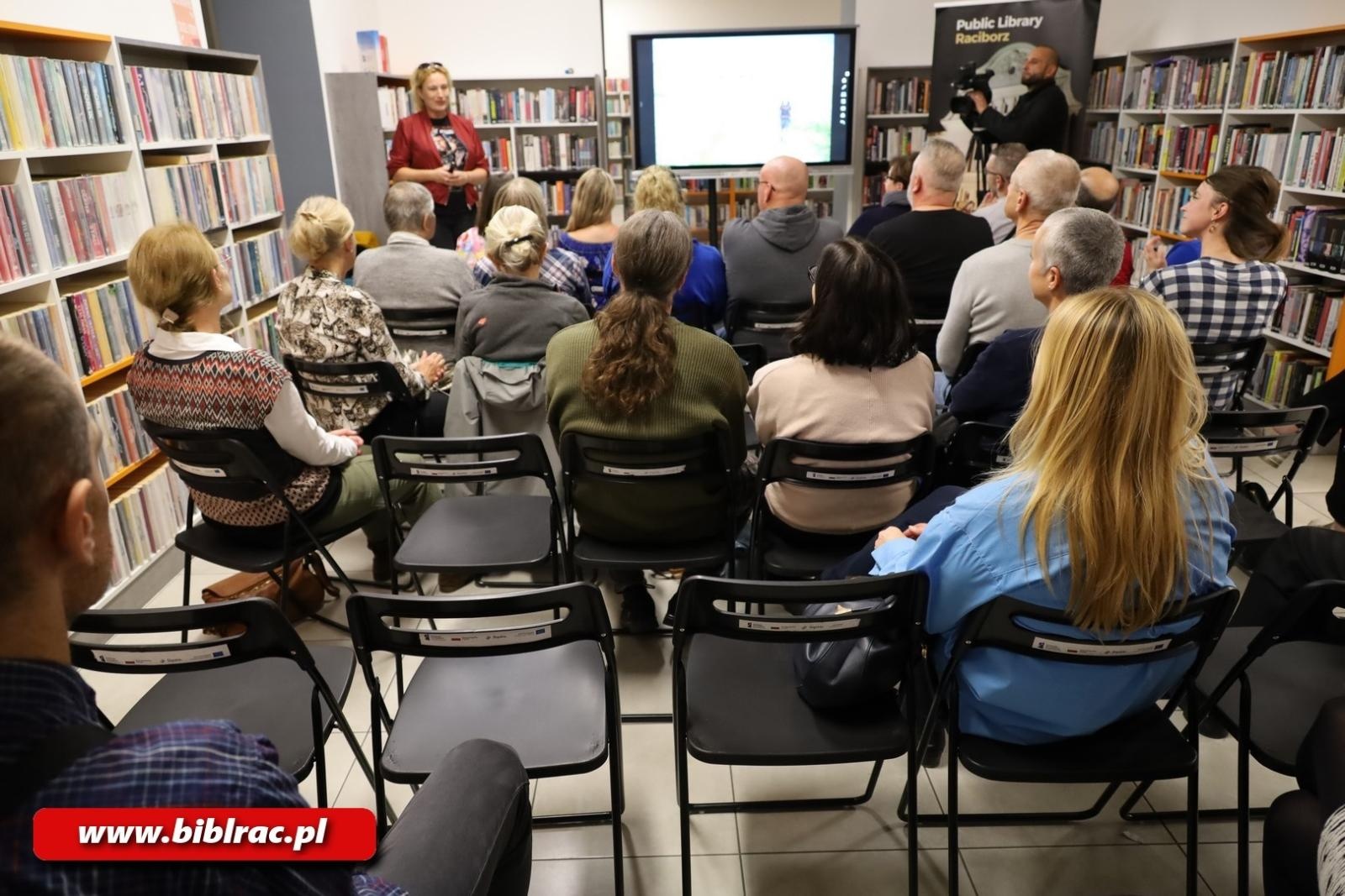 Zdjęcie w galerii na portalu naszraciborz.pl: Pieszo wzdłuż granic kraju – Ola Synowiec na NOCY BIBLIOTEK wiadomości z regionu