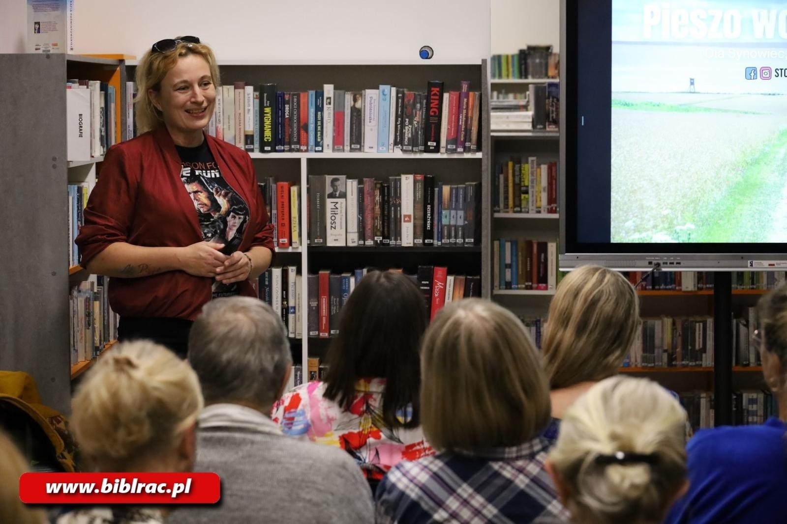 Zdjęcie w galerii na portalu naszraciborz.pl: Pieszo wzdłuż granic kraju – Ola Synowiec na NOCY BIBLIOTEK wiadomości z regionu