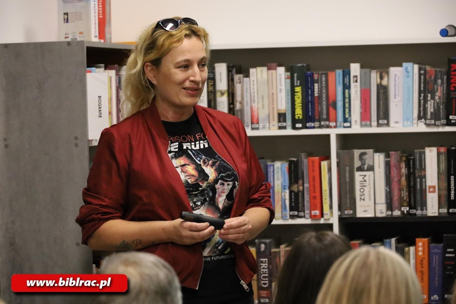 Zdjęcie w galerii na portalu naszraciborz.pl: Pieszo wzdłuż granic kraju – Ola Synowiec na NOCY BIBLIOTEK wiadomości z regionu