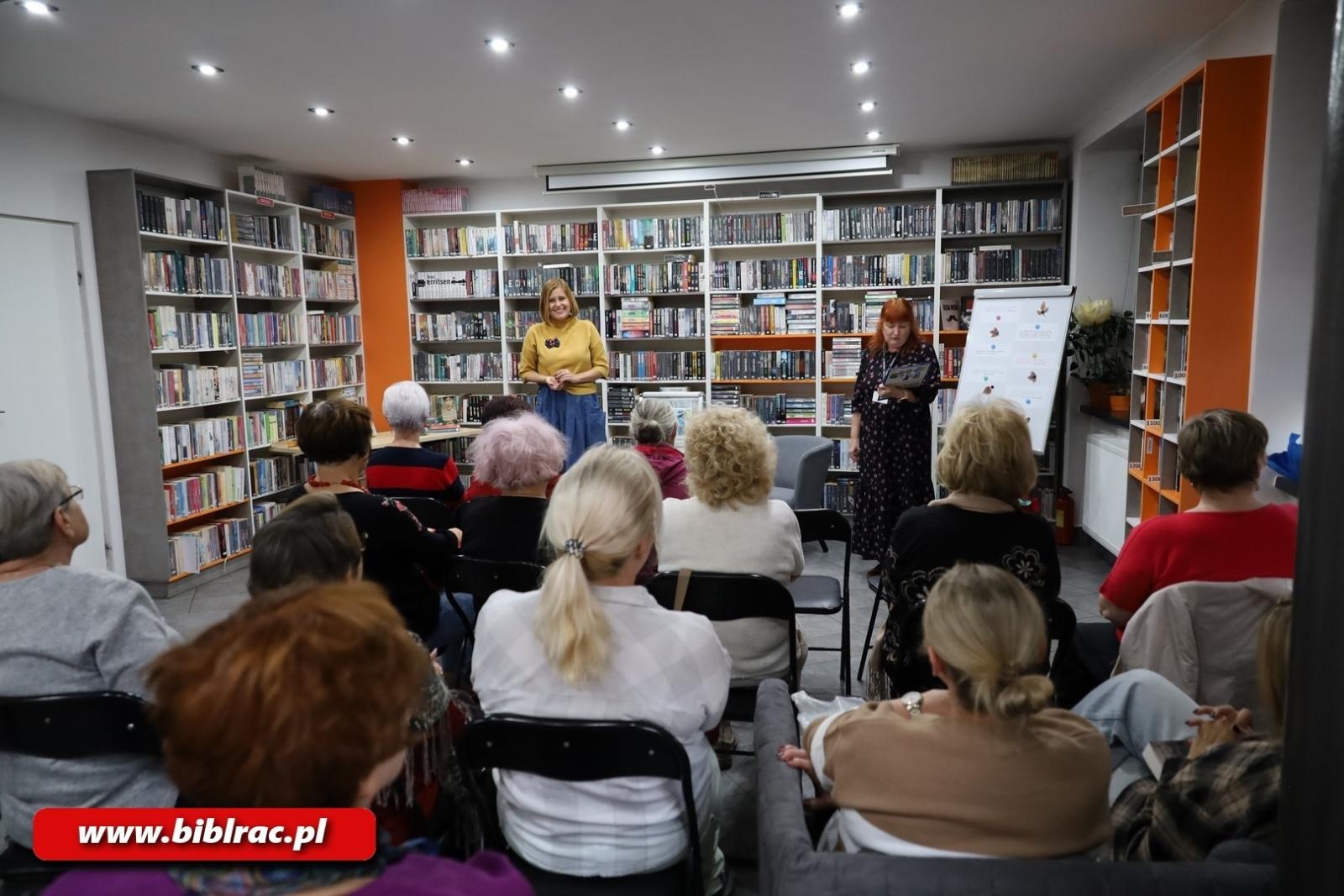 Zdjęcie w galerii na portalu naszraciborz.pl: Historie, które trzeba było opowiedzieć - Sabina Waszut w bibliotece na Ostrogu wiadomości z regionu