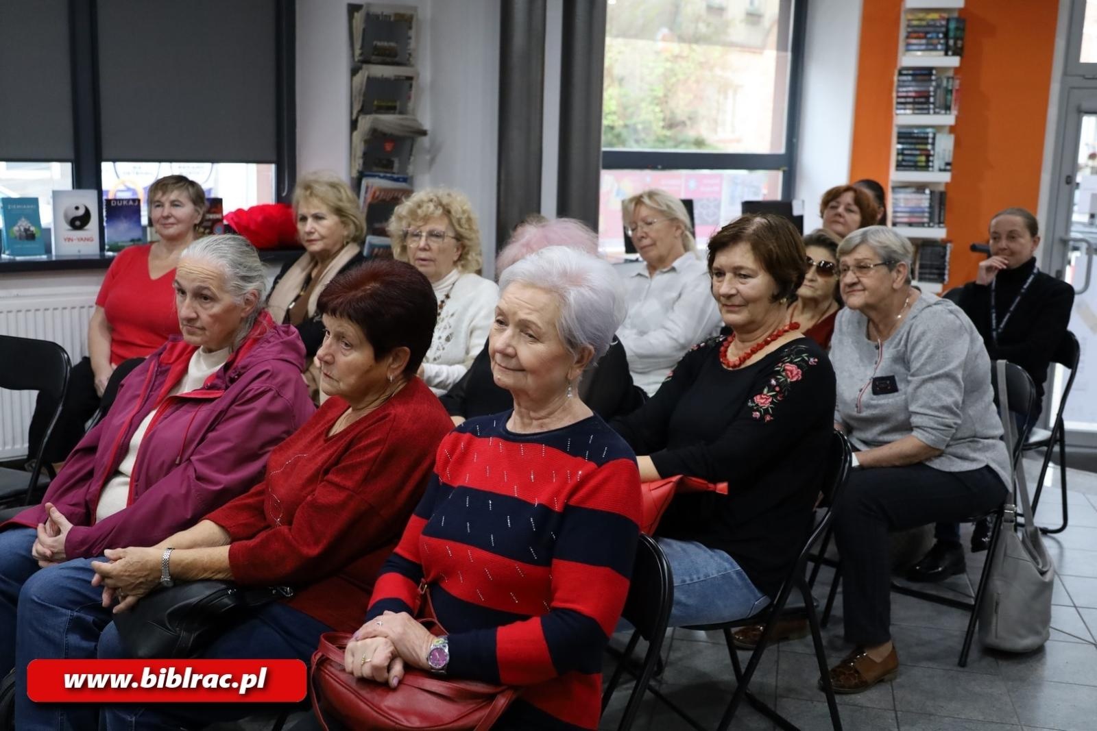 Zdjęcie w galerii na portalu naszraciborz.pl: Historie, które trzeba było opowiedzieć - Sabina Waszut w bibliotece na Ostrogu wiadomości z regionu