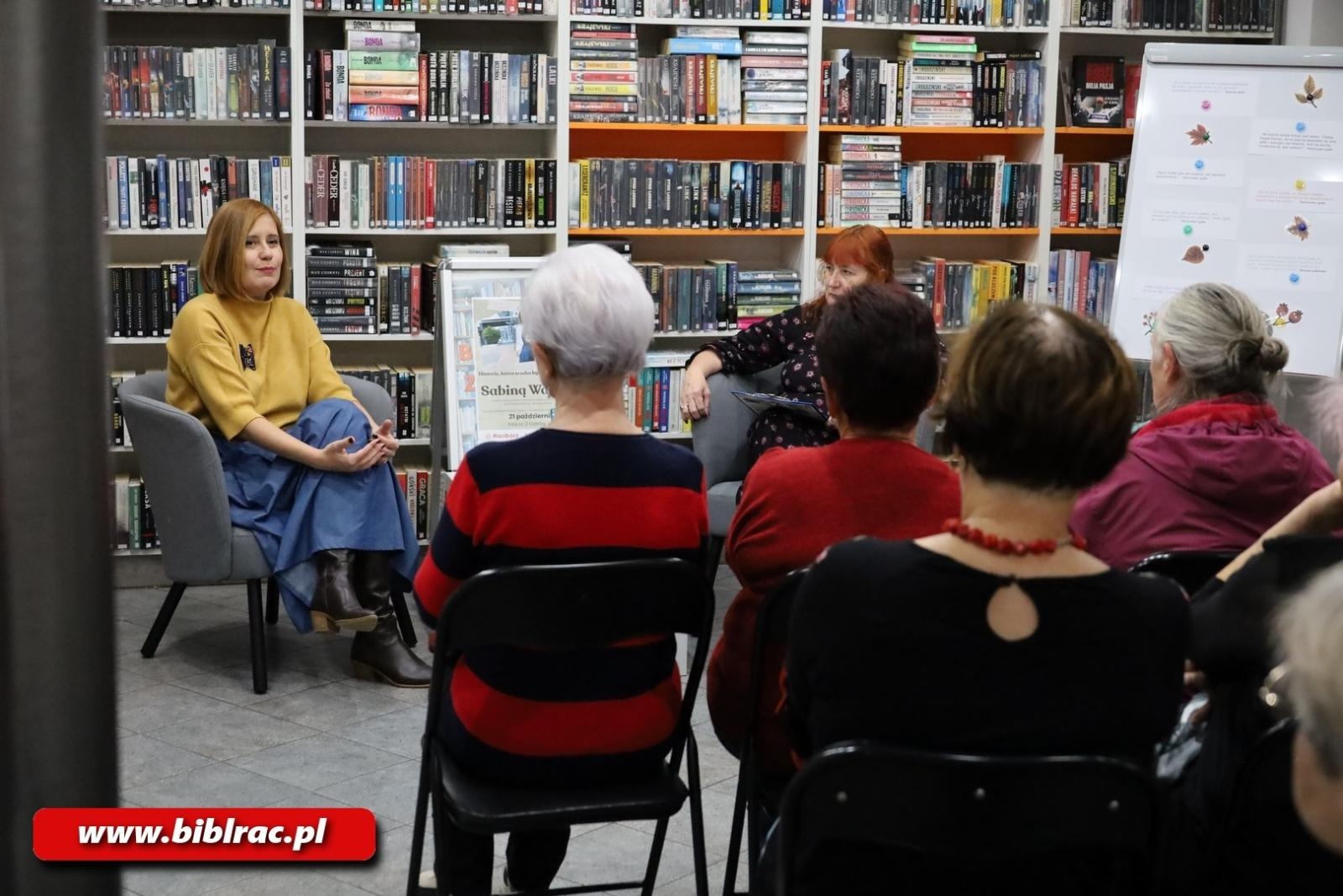 Zdjęcie w galerii na portalu naszraciborz.pl: Historie, które trzeba było opowiedzieć - Sabina Waszut w bibliotece na Ostrogu wiadomości z regionu