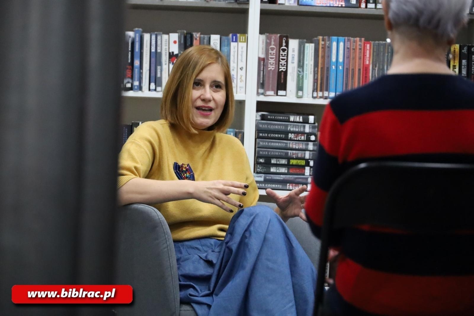 Zdjęcie w galerii na portalu naszraciborz.pl: Historie, które trzeba było opowiedzieć - Sabina Waszut w bibliotece na Ostrogu wiadomości z regionu