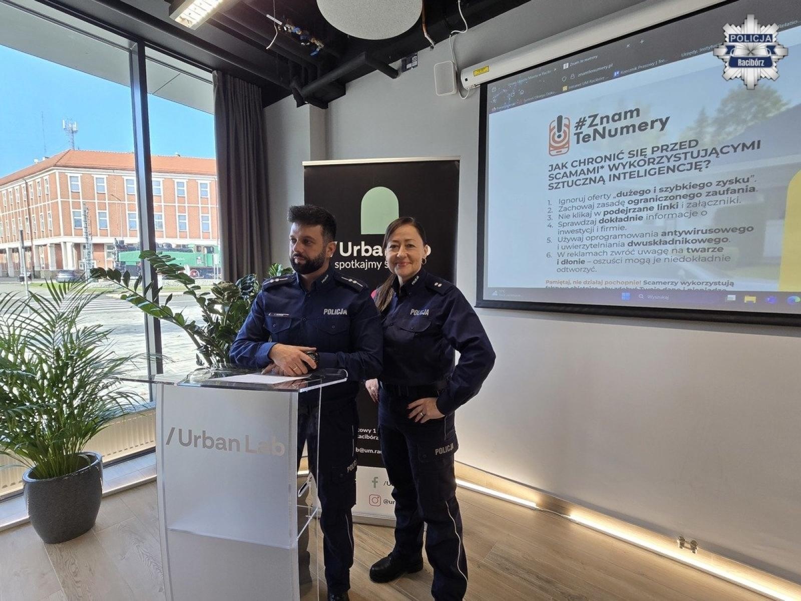 Zdjęcie w galerii na portalu naszraciborz.pl: Bezpieczeństwo w centrum uwagi. Profilaktyczne spotkanie z seniorami w Urban Lab wiadomości z regionu