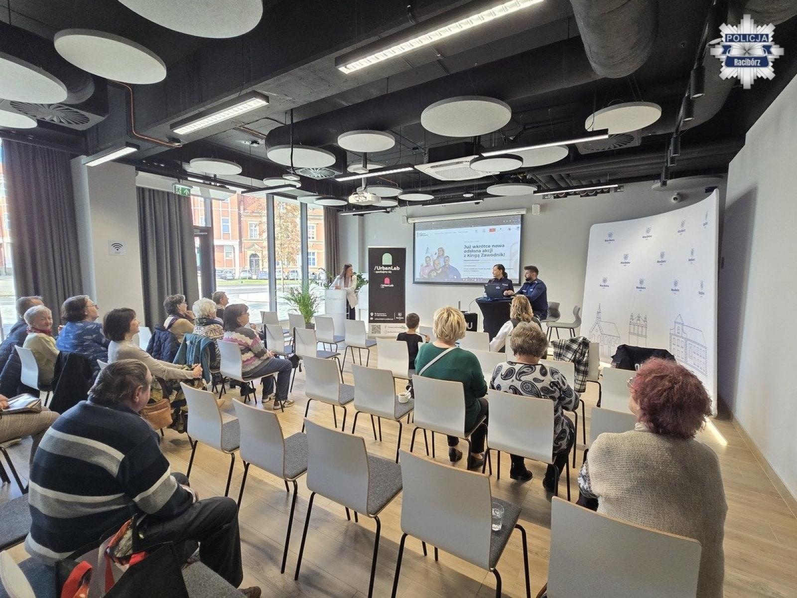 Zdjęcie w galerii na portalu naszraciborz.pl: Bezpieczeństwo w centrum uwagi. Profilaktyczne spotkanie z seniorami w Urban Lab wiadomości z regionu