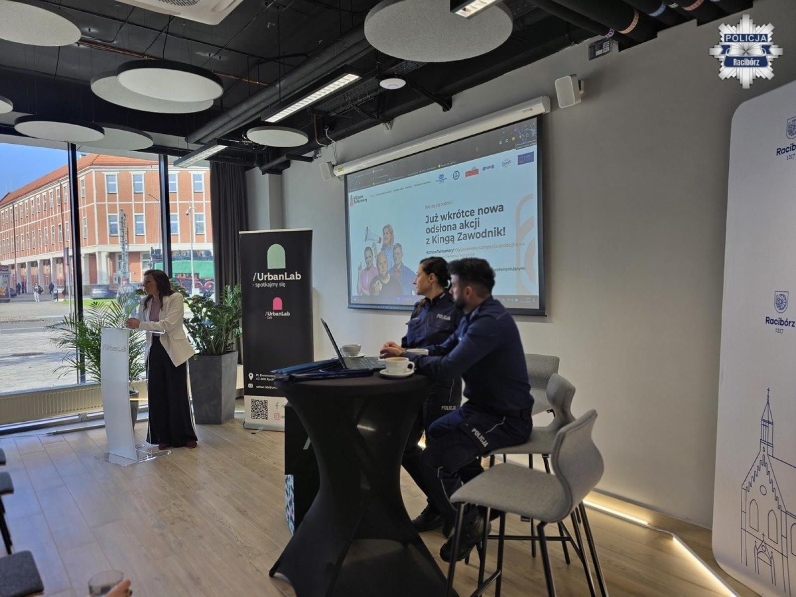 Zdjęcie w galerii na portalu naszraciborz.pl: Bezpieczeństwo w centrum uwagi. Profilaktyczne spotkanie z seniorami w Urban Lab wiadomości z regionu