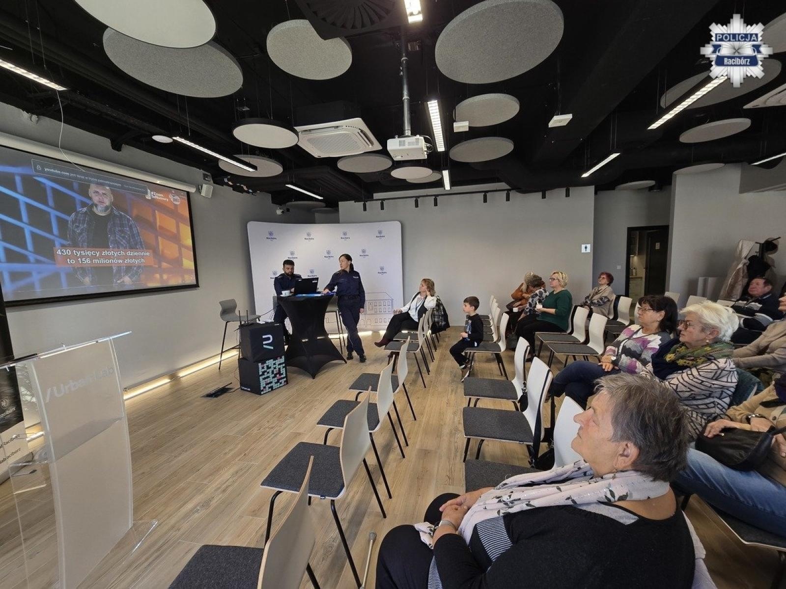 Zdjęcie w galerii na portalu naszraciborz.pl: Bezpieczeństwo w centrum uwagi. Profilaktyczne spotkanie z seniorami w Urban Lab wiadomości z regionu