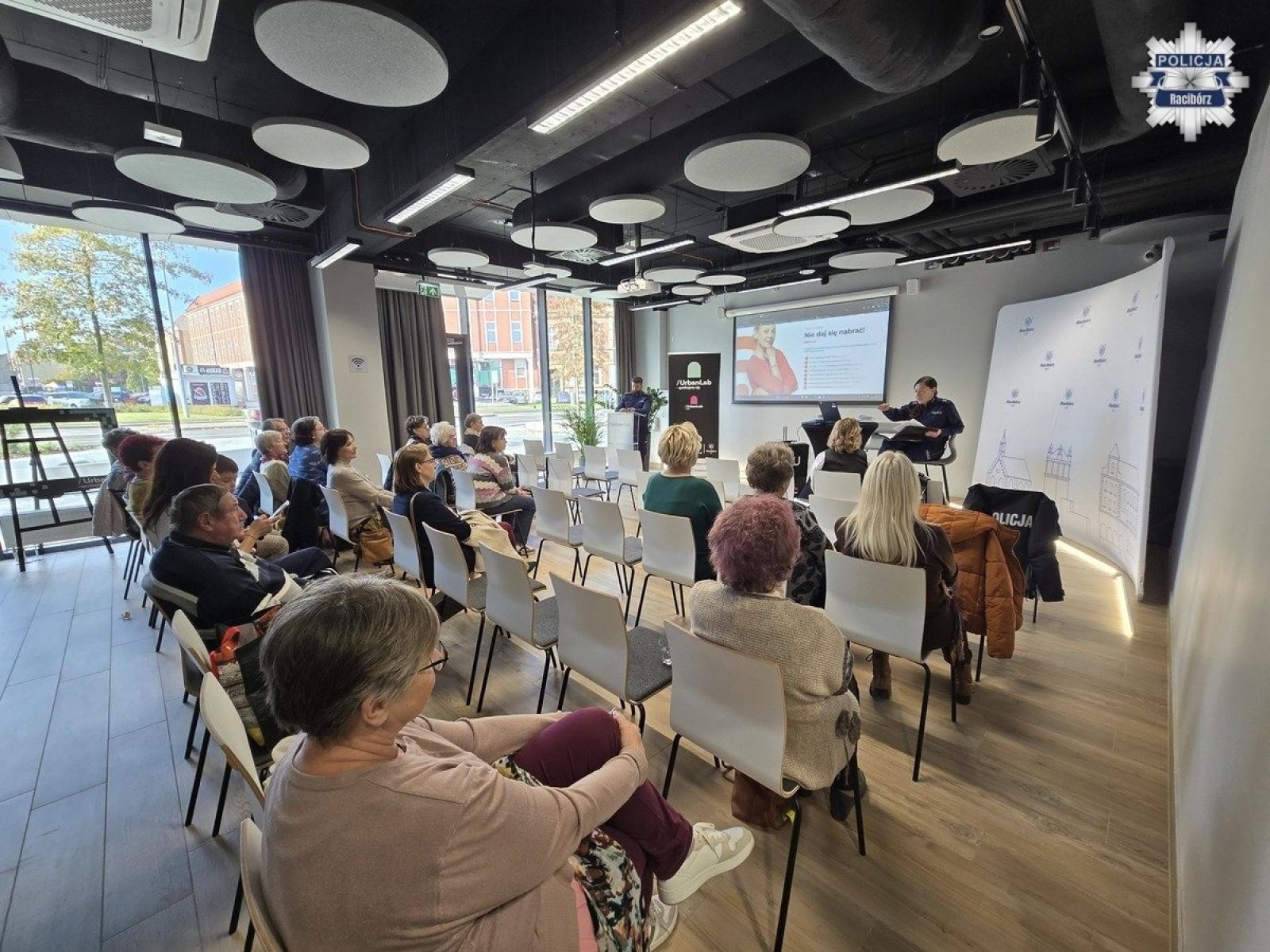 Zdjęcie w galerii na portalu naszraciborz.pl: Bezpieczeństwo w centrum uwagi. Profilaktyczne spotkanie z seniorami w Urban Lab wiadomości z regionu