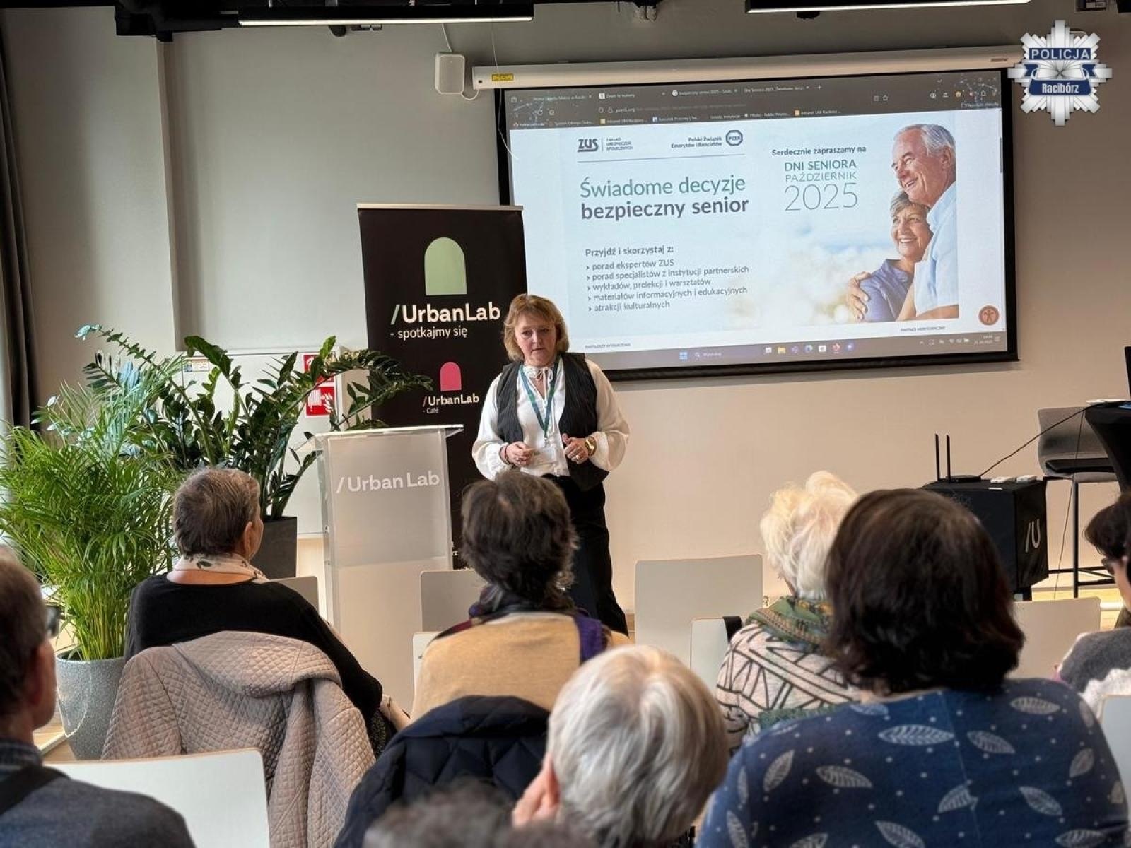 Zdjęcie w galerii na portalu naszraciborz.pl: Bezpieczeństwo w centrum uwagi. Profilaktyczne spotkanie z seniorami w Urban Lab wiadomości z regionu