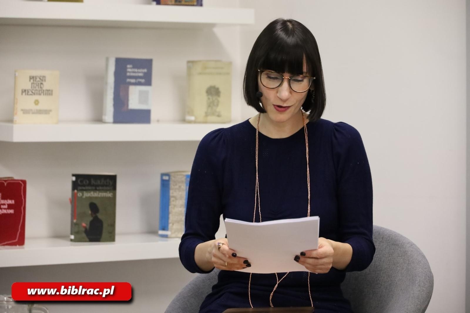 Zdjęcie w galerii na portalu naszraciborz.pl: W drodze z Abrahamem - spotkanie z Katarzyną Rybińską w bibliotece wiadomości z regionu