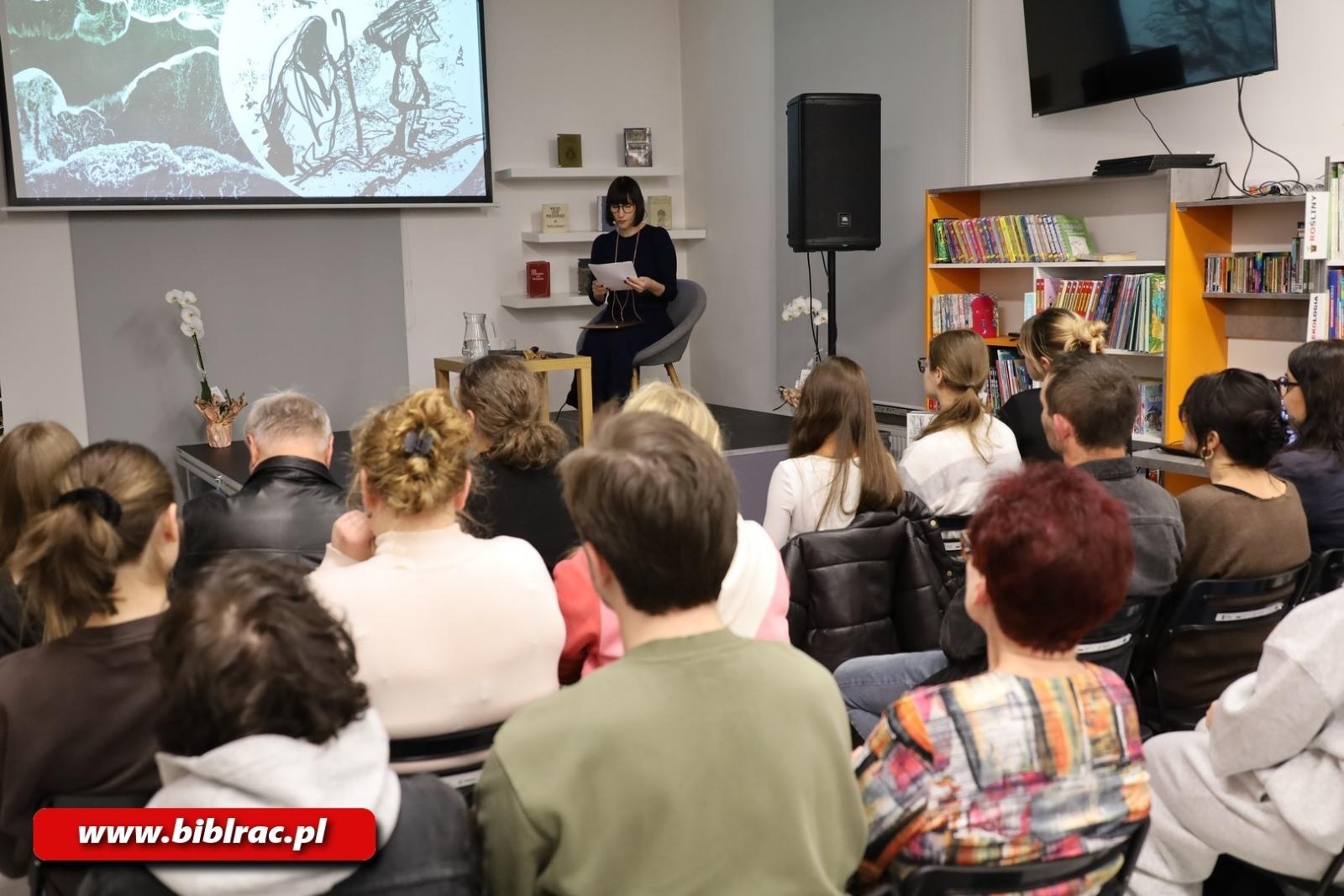 Zdjęcie w galerii na portalu naszraciborz.pl: W drodze z Abrahamem - spotkanie z Katarzyną Rybińską w bibliotece wiadomości z regionu