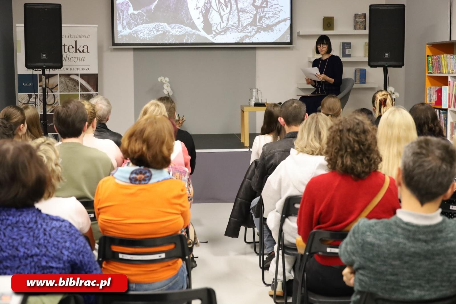 Zdjęcie w galerii na portalu naszraciborz.pl: W drodze z Abrahamem - spotkanie z Katarzyną Rybińską w bibliotece wiadomości z regionu