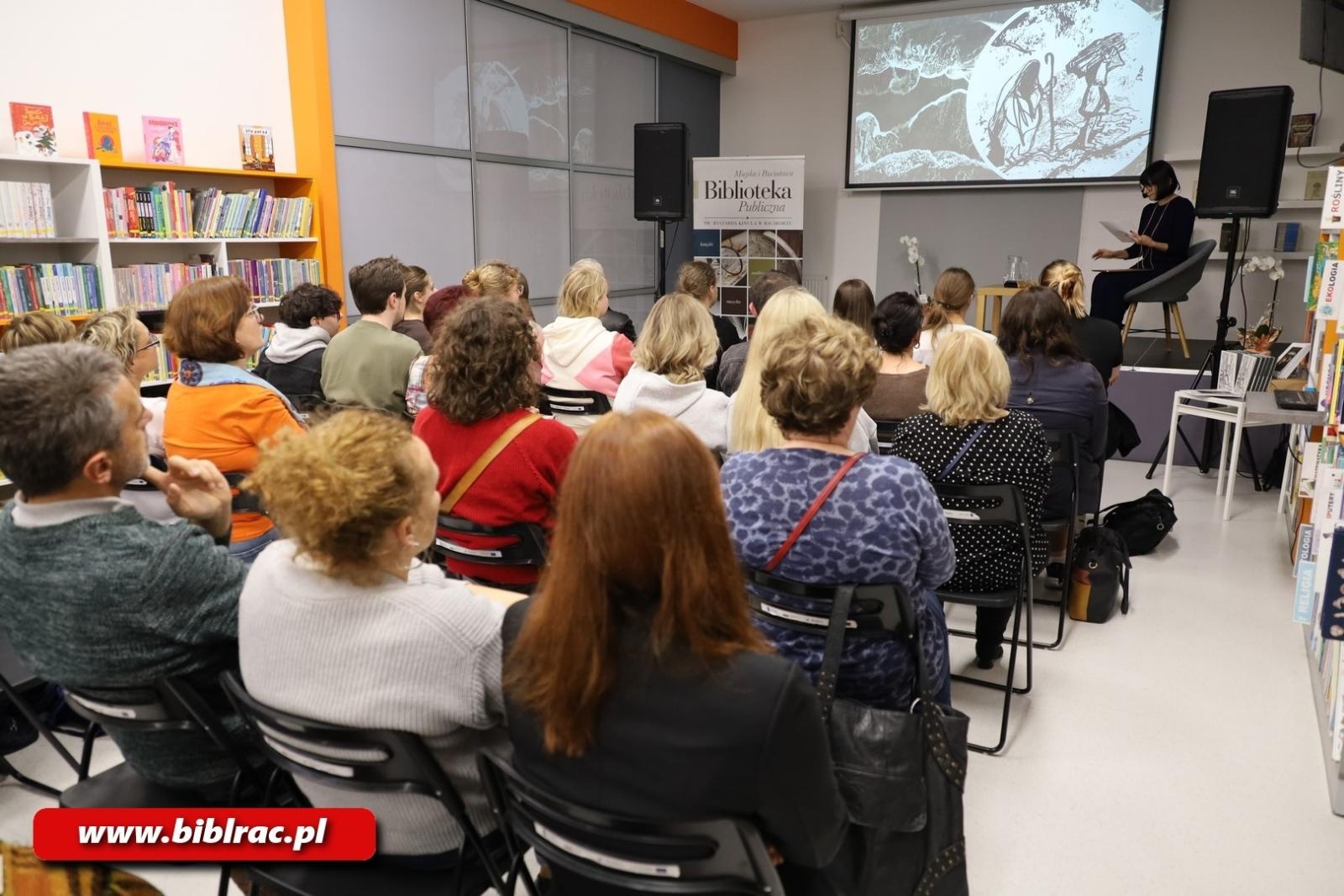Zdjęcie w galerii na portalu naszraciborz.pl: W drodze z Abrahamem - spotkanie z Katarzyną Rybińską w bibliotece wiadomości z regionu