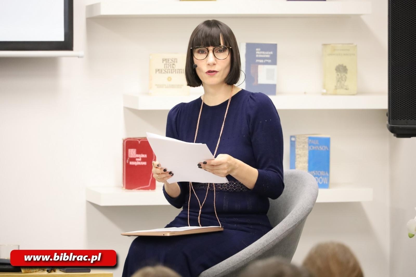 Zdjęcie w galerii na portalu naszraciborz.pl: W drodze z Abrahamem - spotkanie z Katarzyną Rybińską w bibliotece wiadomości z regionu